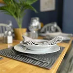 3 Bedroom For Contractors, Professionals Or Families With Free Parking And Netflix Nr Motorway * Leeds