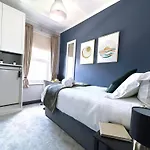 Nyaraló 3 Bedroom For Contractors, Professionals Or Families With Free Parking And Netflix Nr Motorway