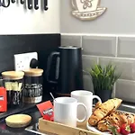 3 Bedroom For Contractors, Professionals Or Families With Free Parking And Netflix Nr Motorway *