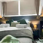 3 Bedroom For Contractors, Professionals Or Families With Free Parking And Netflix Nr Motorway Leeds