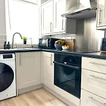 3 Bedroom For Contractors, Professionals Or Families With Free Parking And Netflix Nr Motorway