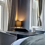 3 Bedroom For Contractors, Professionals Or Families With Free Parking And Netflix Nr Motorway * Leeds
