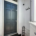 3 Bedroom For Contractors, Professionals Or Families With Free Parking And Netflix Nr Motorway Nyaraló