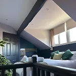 Nyaraló 3 Bedroom For Contractors, Professionals Or Families With Free Parking And Netflix Nr Motorway *