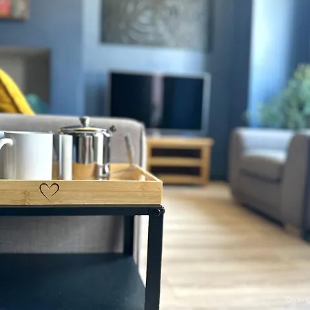 3 Bedroom For Contractors, Professionals Or Families With Free Parking And Netflix Nr Motorway Nyaraló *
