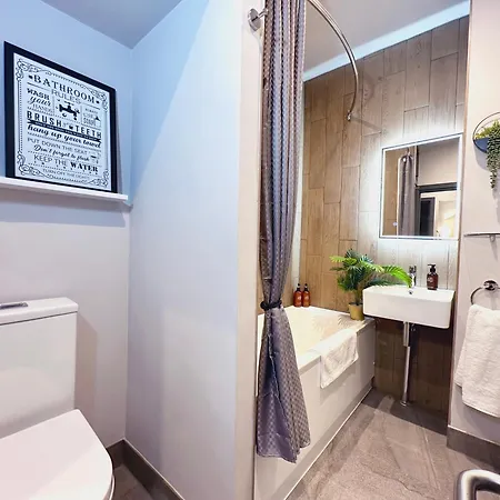 3 Bedroom For Contractors, Professionals Or Families With Free Parking And Netflix Nr Motorway Leeds (West Yorkshire)