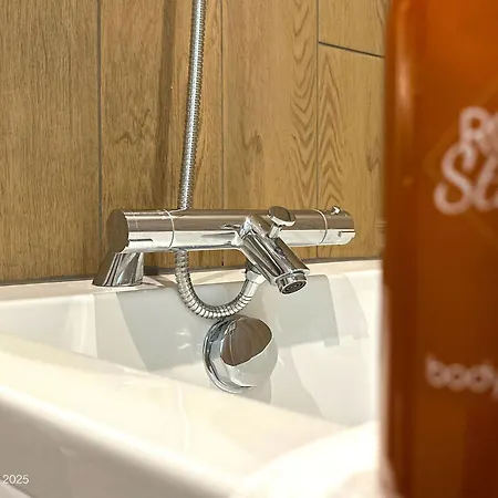 Holiday home 3 Bedroom For Contractors & Professionals With Free Parking & Netflix Nr Motorway *