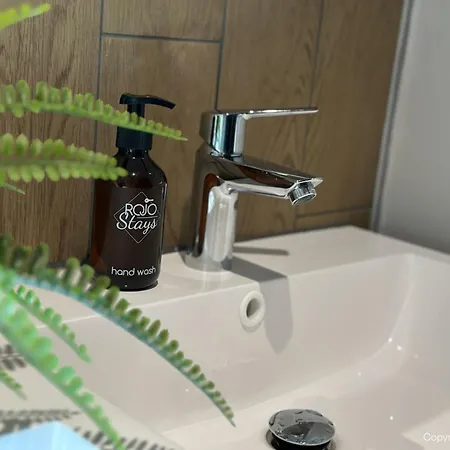 3 Bedroom For Contractors & Professionals With Free Parking & Netflix Nr Motorway Holiday home Leeds (West Yorkshire)