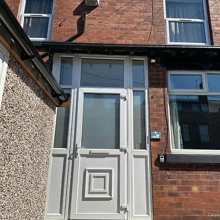 3 Bedroom For Contractors, Professionals Or Families With Free Parking And Netflix Nr Motorway Leeds