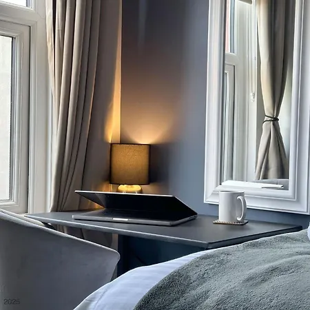 3 Bedroom For Contractors & Professionals With Free Parking & Netflix Nr Motorway * ليدز