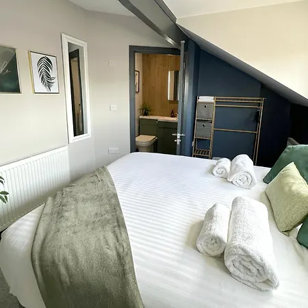 3 Bedroom For Contractors, Professionals Or Families With Free Parking And Netflix Nr Motorway Holiday home