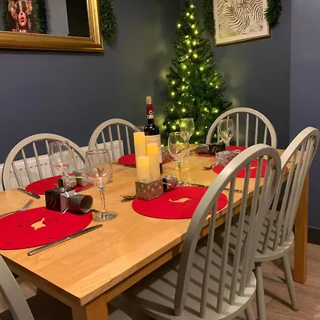 Holiday home 3 Bedroom For Contractors & Professionals With Free Parking & Netflix Nr Motorway Leeds (West Yorkshire)