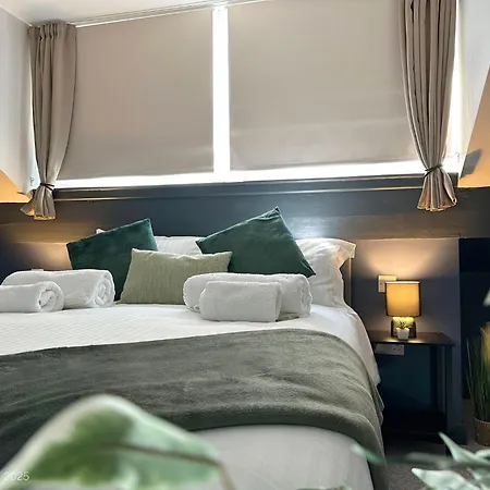 3 Bedroom For Contractors & Professionals With Free Parking & Netflix Nr Motorway Leeds (West Yorkshire)