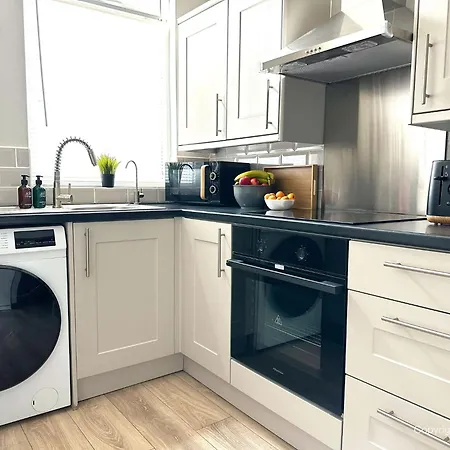 3 Bedroom For Contractors, Professionals Or Families With Free Parking And Netflix Nr Motorway