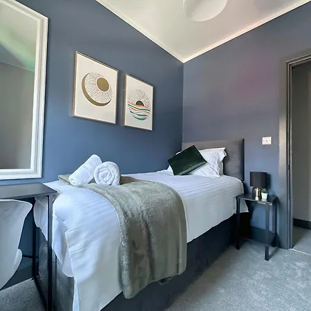 3 Bedroom For Contractors, Professionals Or Families With Free Parking And Netflix Nr Motorway リーズ