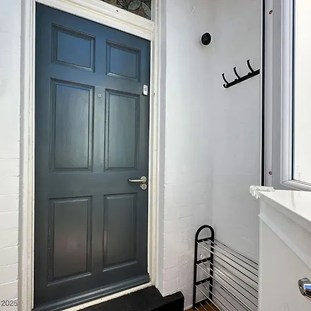 3 Bedroom For Contractors & Professionals With Free Parking & Netflix Nr Motorway Vakantiehuis