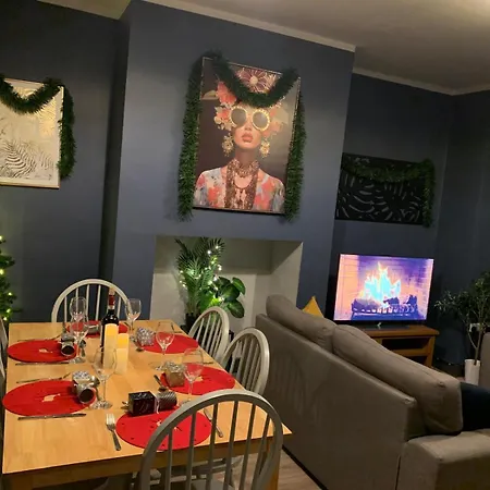 3 Bedroom For Contractors & Professionals With Free Parking & Netflix Nr Motorway Leeds (West Yorkshire)