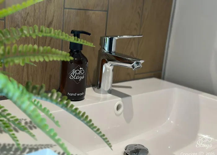 Easter Offer 3 Bedroom For Contractors & Professionals With Free Parking And Netflix Nr Motorway بيت للعطل ليدز